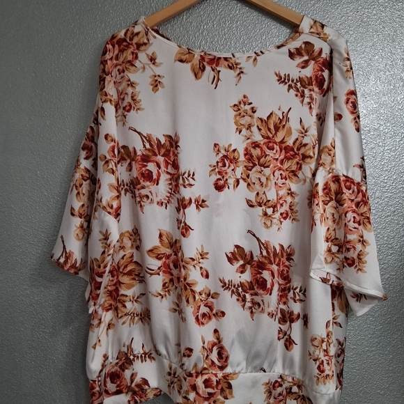 Umgee V Neck Floral Blouse With A Twisted Hemline    Size 1XL - Picture 11 of 14